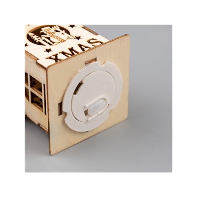 Ёлочная игрушка «Домик со снеговиком», 6×4.5×4.5 см, от батареек, свечение тёплое белое