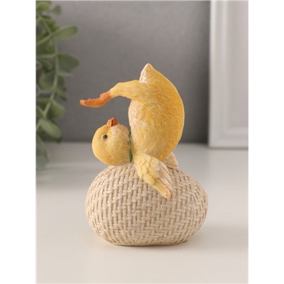 Фигурка полистоун «Цыплёнок на яйце: йога», 7.5×5.5×11 см