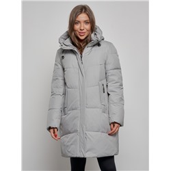 Пальто утепленное молодежное зимнее женское серого цвета 52363Sr