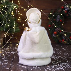 Снегурочка под ёлку «Зимнее волшебство. В шубке с бусинками и в кокошнике» двигается, с подсветкой, 30 см, золото