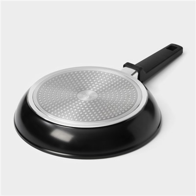 Сковорода Magistro Flame, d=26 см, h=4.9 см, кованый алюминий, ручка soft-touch, антипригарное покрытие, индукция, чёрная