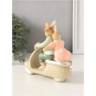 Фигурка полистоун «Кролики: катание на мопеде», 14×7×15 см