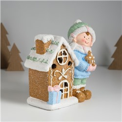 Фигурка светящаяся «Малышка в голубом свитере у пряничного домика», керамика, 15×8×16 см