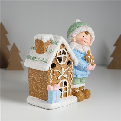 Фигурка светящаяся «Малышка в голубом свитере у пряничного домика», керамика, 15×8×16 см