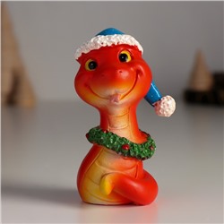 Фигурка полистоун «Змейка красная в синей шапке и новогоднем венке», 5×4×8.5 см