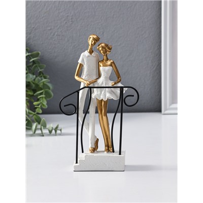 Фигура полистоун «Парочка стоит на лестнице с перилами», бело-золотой, 4.4×12.5×21 см