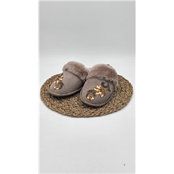 Женские тапочки из мутона с аппликацией