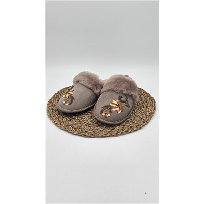Женские тапочки из мутона с аппликацией