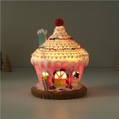 Фигурка световая полистоун «Пряничный домик розовый в глазури со снеговиком», 11.5×11.5×15 см
