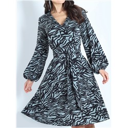 Платье с V-образным вырезом и расклешенной юбкой