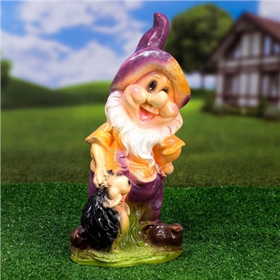 Садовая фигура из гипса «Гном с ежиком», 35×15×14 см