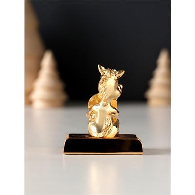 Фигурка «Лошадка с монеткой на подставке и с пожеланием: Счастья», 4×2.3×5 см