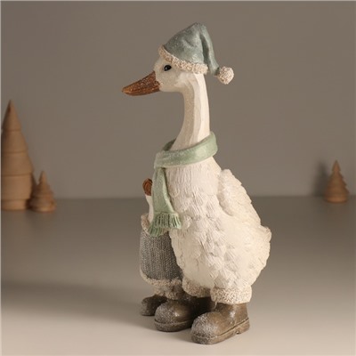 Фигурка полистоун «Гусь в длинном колпаке и шарфе, с гусёнком», 14.5×13.5×27.5 см
