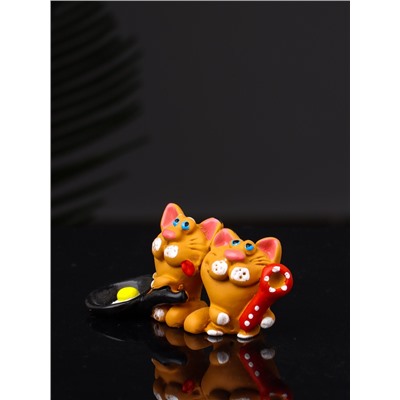 Фигурка полистоун «Два кота с яичницей», 3.2×7×2.6 см