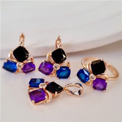 Комплект ювелирная бижутерия коллекция  "Дубай" серьги, кулон и кольцо 17 р, покрытие: позолота, вставка: фианиты, цвет: фиолетовый, синий и черный, арт.313.133-17