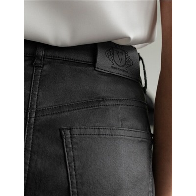 Брюки mom fit из эластичного хлопка с покрытием под кожу