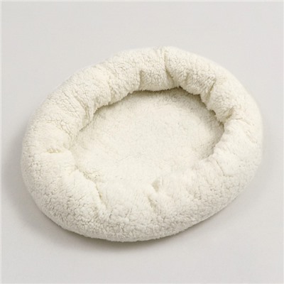 Лежанка животных «Уют», 45×35×11 см, мягкий мех, цвет молочный