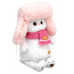 Кошка Ли-Ли в меховой шапке и шарфе