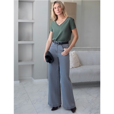 Футболка из премиального хлопка с V-образным вырезом