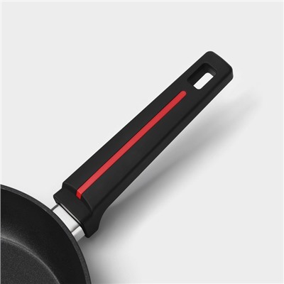 Сковорода Magistro Flame, d=26 см, h=4.9 см, кованый алюминий, ручка soft-touch, антипригарное покрытие, индукция, чёрная