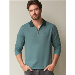 Лонгслив из мягкого фактурного трикотажа с плетеным воротником поло на молнии