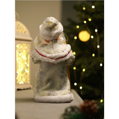 Дед Мороз под ёлку «Зимнее волшебство. С фонариком на посохе и узорами на шубке», двигается, 30 см, белый