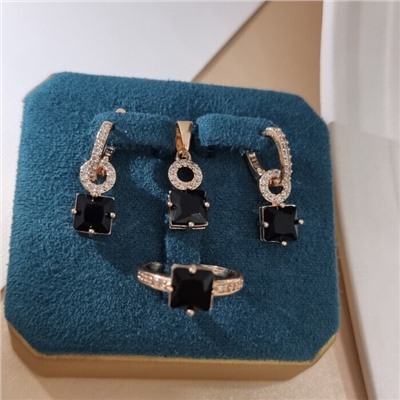 Комплект ювелирной бижутерии коллекция "Дубай" серьги, кулон и кольцо 17 р, покрытие позолота, вставка: фианиты и стекло, цвет: черный и прозрачный, арт.414.356-17