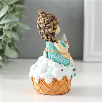 Фигурка полистоун «Пышка-малышка с мороженым на кексике», 7.5×6×11 см