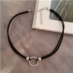 Чокер с подвеской круглой на шнурке, цвет: черный, вставка: фианиты, арт.001.711