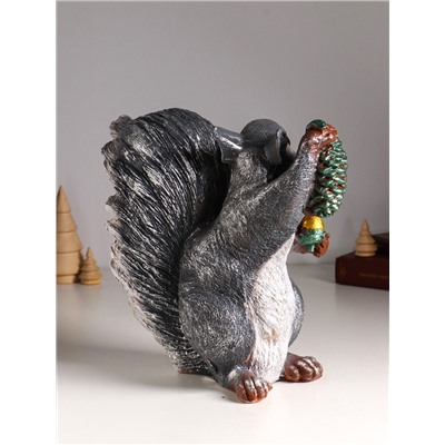 Фигурка полистоун «Белка с шишкой», 26.5×27.5×14 см