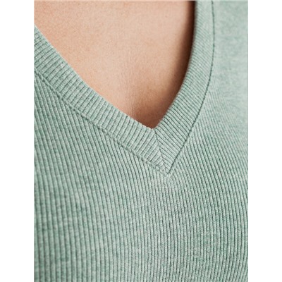 Футболкаиз плотного трикотажа в рубчик с V-образным вырезом