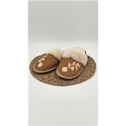 Женские тапочки из мутона с аппликацией