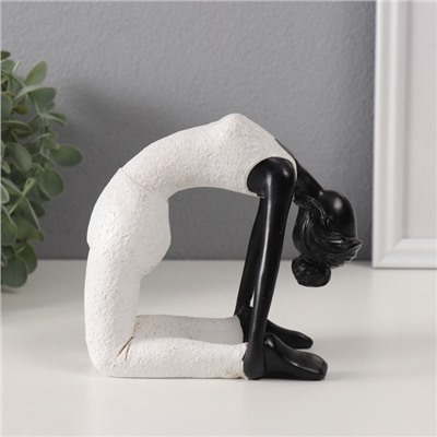 Фигурка полистоун «Девушка в позе боевого лука», белый с чёрным, 13×8×13.5 см