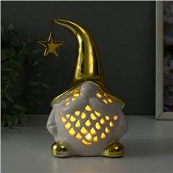 Фигурка светящаяся керамика «Гном в золотом колпаке со звездой», белый, 11.6×10.7×19.3 см