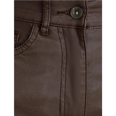 Брюки mom fit из эластичного хлопка с покрытием под кожу