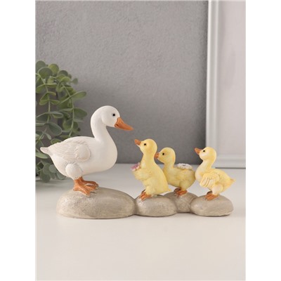 Фигурка полистоун «Уточка с утятами на камешках», 21×6.5×11 см