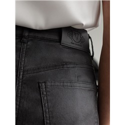 Брюки mom fit из эластичного хлопка с покрытием под кожу