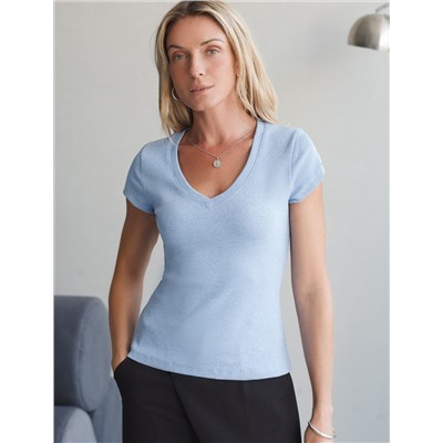 Футболка из плотного трикотажа в рубчик с V-образным вырезом