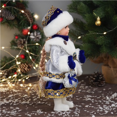 Снегурочка под ёлку «Зимнее волшебство. В меховом жилете с брошами» длинное платье, 30 см, серебристо-синий