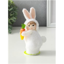 Фигурка пасхальная «Малыш в костюме кролика с морковкой», 7.5×5.5×14.5 см