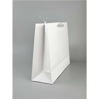 Пакет подарочный «Новогодний подарок», тиснение, с ёлочной игрушкой, 31×40×11 см