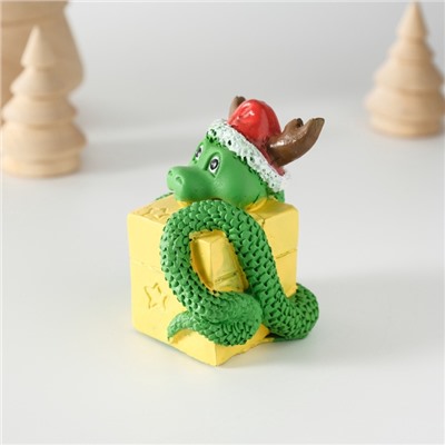 Фигурка полистоун «Змей с подарком, в новогоднем колпаке с рожками», 5×5.8 см