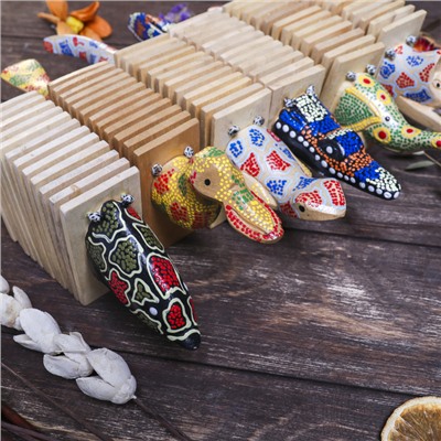 Сувенирный музыкальный инструмент «Трещотка крокодил пятнистый», 4×27×9 см, дерево, МИКС