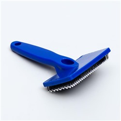 Пуходерка пластиковая мягкая с закругленными зубьями, средняя, 9×15.5 см, синяя