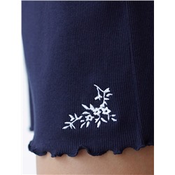 Короткие шорты на резинке с вышивкой из фактурного трикотажа в мелкий рубчик