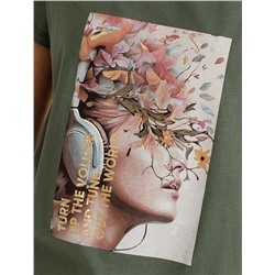 Футболка из 100% хлопка с авторским принтом.