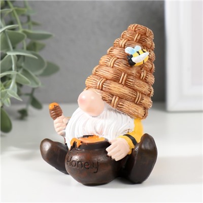 Фигурка полистоун «Гномик с пчёлами и с ульем», 5×7×9 см, МИКС