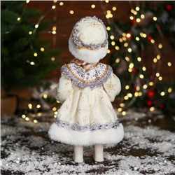 Снегурочка под ёлку «Зимнее волшебство. В шубке с кружевами и бусинкой», 30 см, серебро