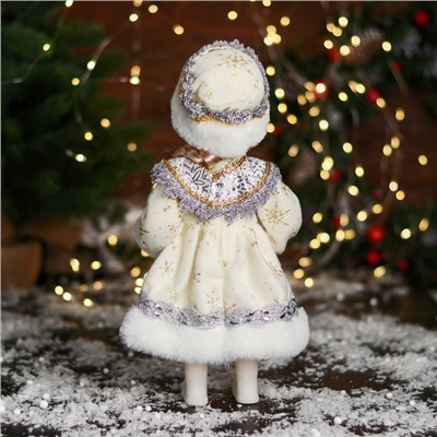 Снегурочка под ёлку «Зимнее волшебство. В шубке с кружевами и бусинкой», 30 см, серебро