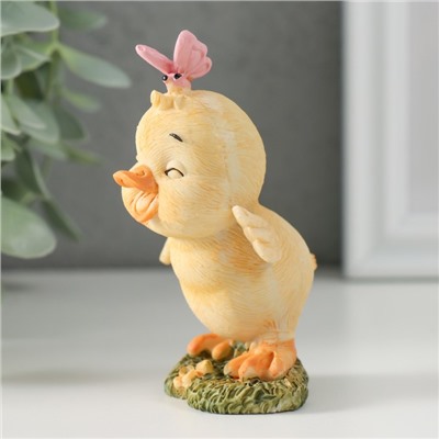 Фигурка полистоун «Утёнок с бабочкой на полянке», 6×5.5×9.5 см